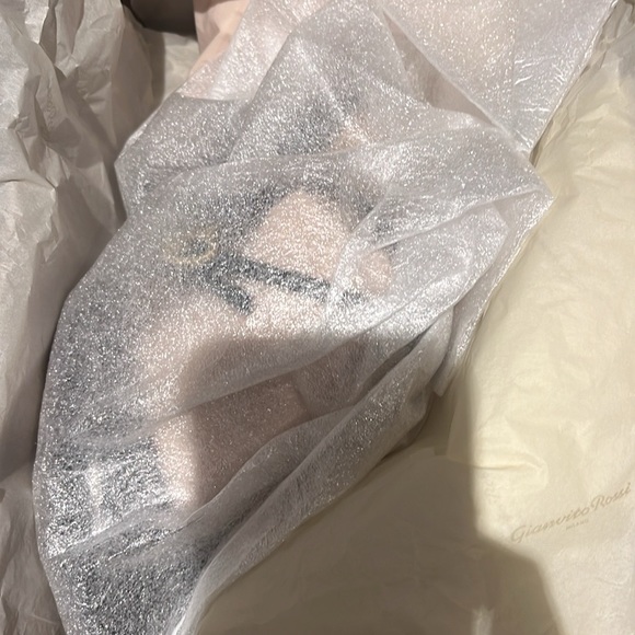 Gianvito Rossi Black Vernice heels - Picture 5 of 10